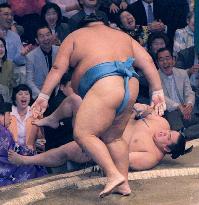 Musashimaru narrowly wins on 1st day of summer sumo tourney